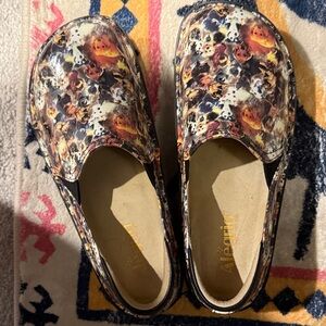 Alegria Debra Paws Up Shoe